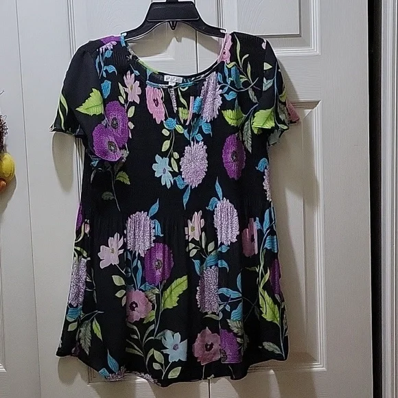 Spense flowy top. - Picture 1 of 3